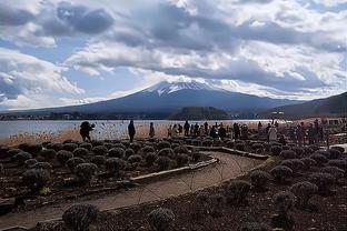 为了更好地备战与巴萨的欧冠，LFP同意推迟巴黎与洛里昂的联赛